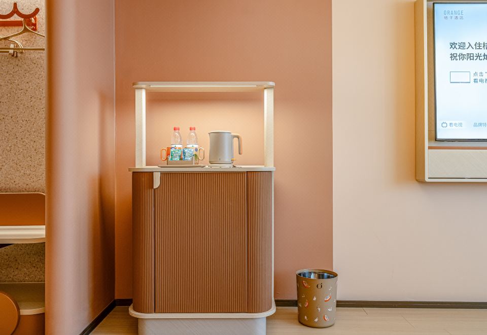 高级大床房【护脊床垫+65寸电视投屏+小冰箱】