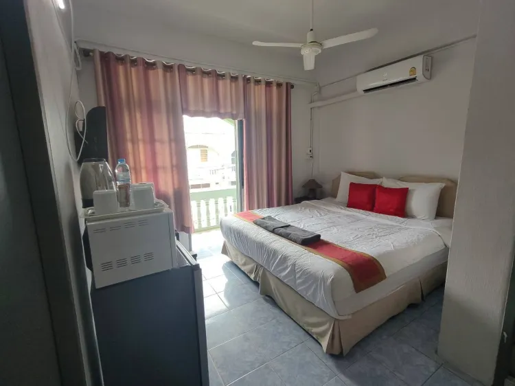 ห้องเตียงใหญ่ พร้อมระเบียง