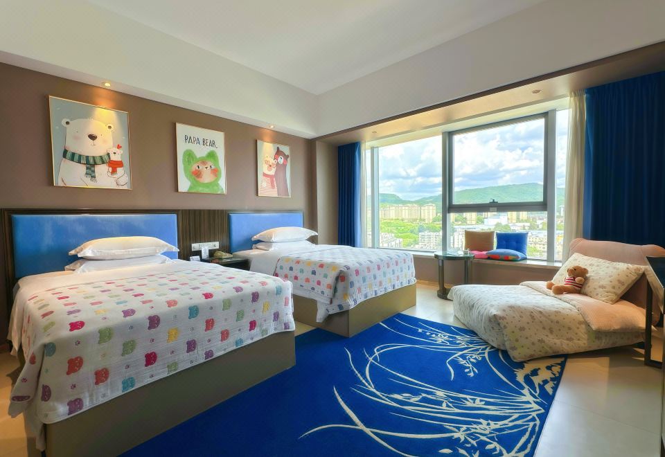 亲子主题双床房（小童梳化床+小童洗漱用品+木马）