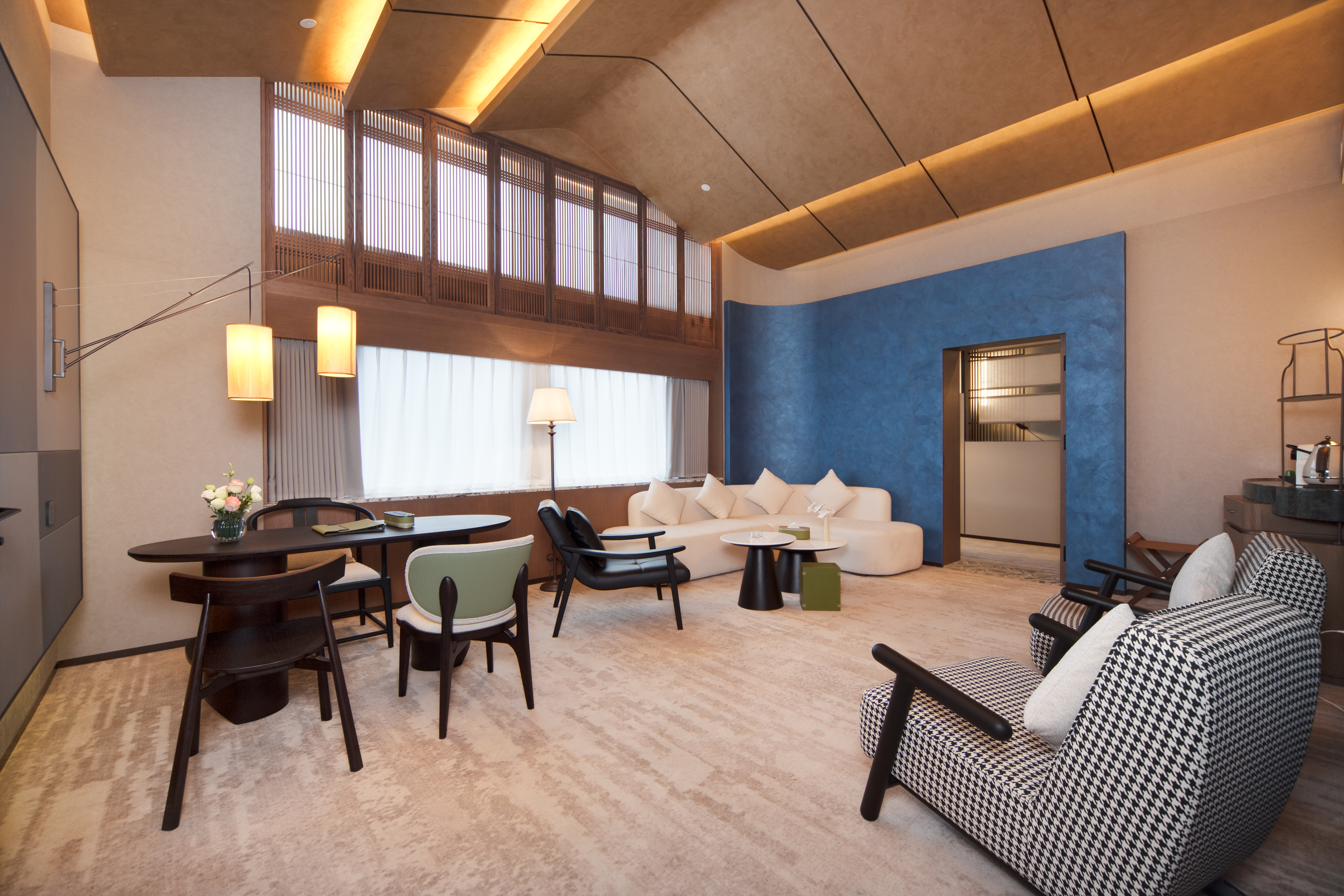 行政套房【俯瞰滇池+Minibar+宝格丽洗护】