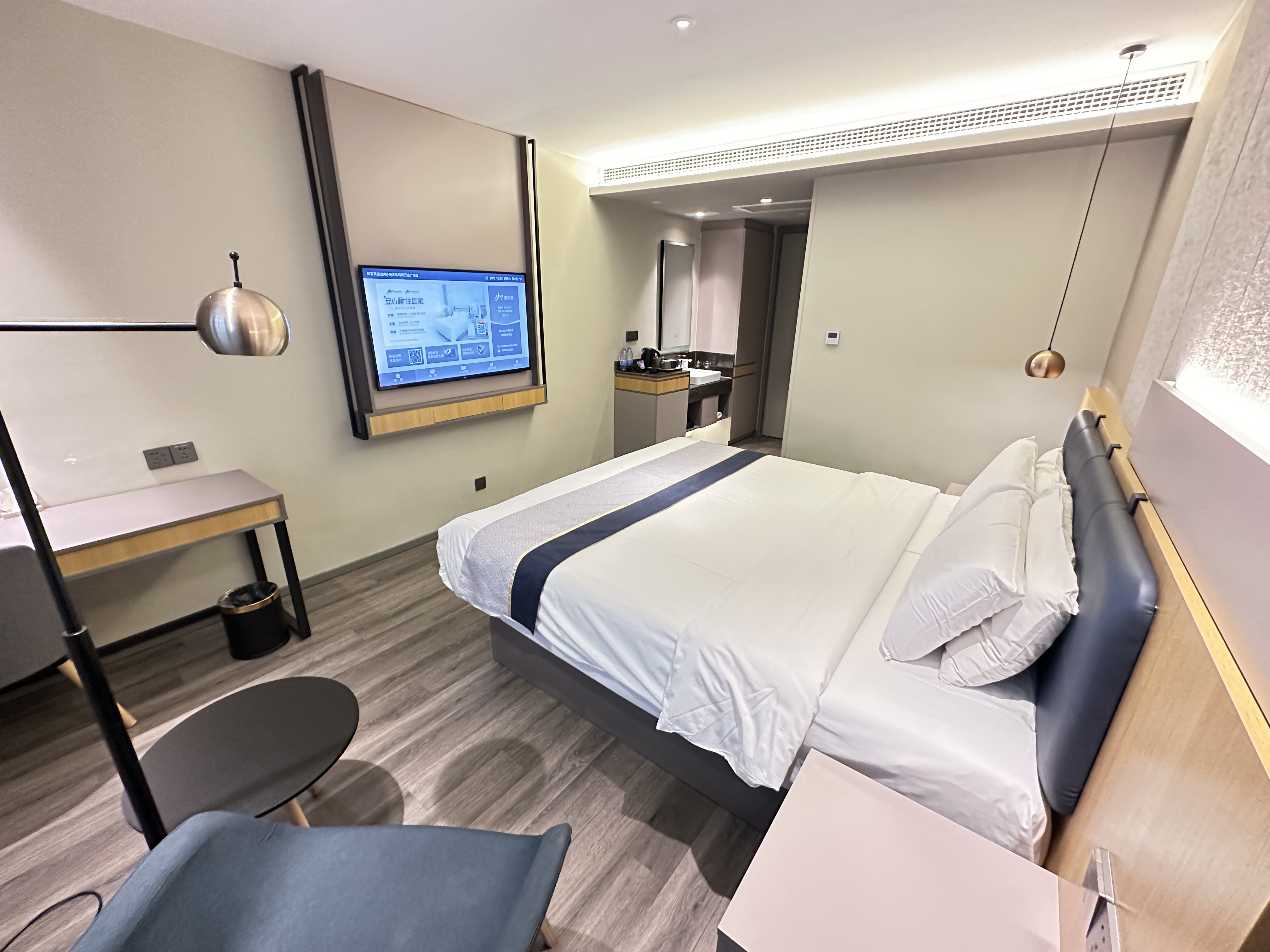高级大床房（市政地暖开放+电视投屏+梦百合0压枕）