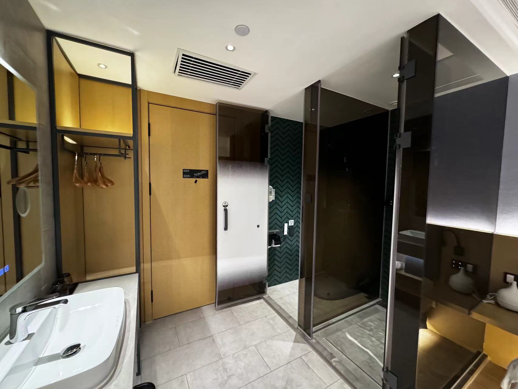 巨幕影音大床房（智能客控+深睡记忆枕+迷你冰箱）