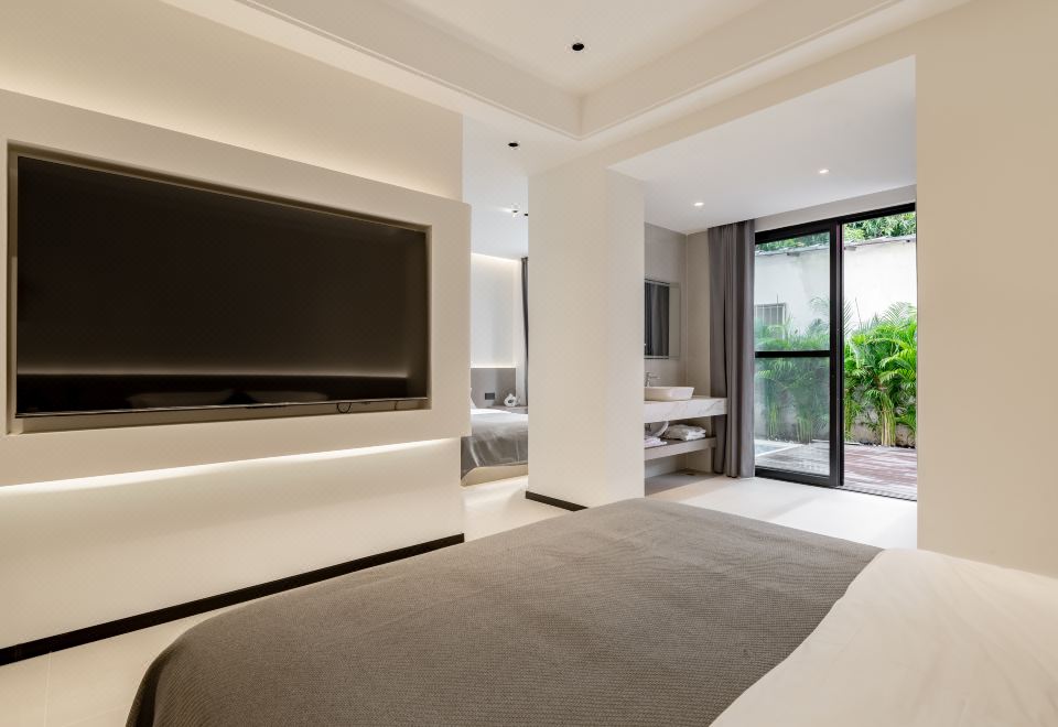 私享泳池家庭套房（智能聲控+75寸高清電視+壁掛式洗衣機+迷你冰箱）