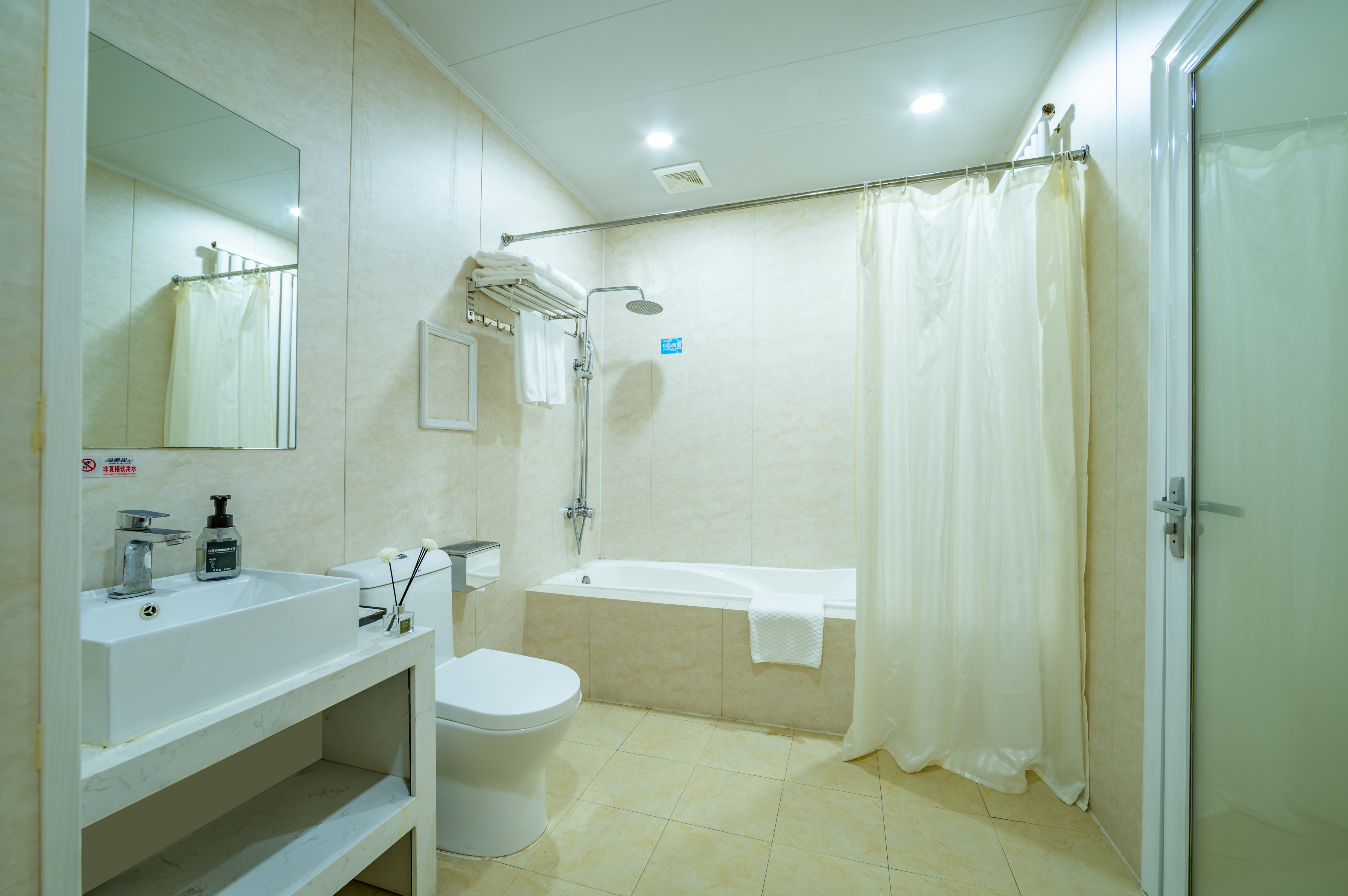 C.S. Sunshine Hotel阳光豪华尊享套房「亲肤泡浴」