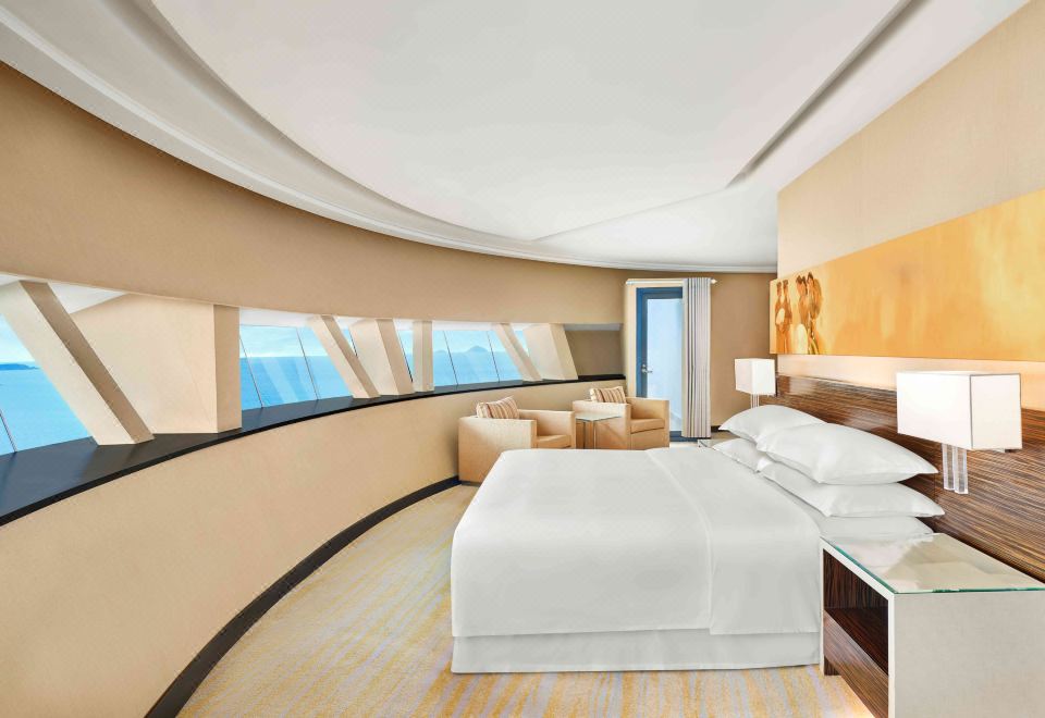 高級客房，一張特大床，海景