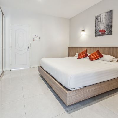 ห้องเตียงใหญ่ พร้อมระเบียง รหัสโปรโมชั่น วงศ์เมือง เพลส