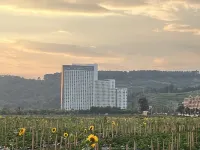 Chengjiang Fuxian Lake Lanhai Resort Hotel (Moon Bay Wetland Park)