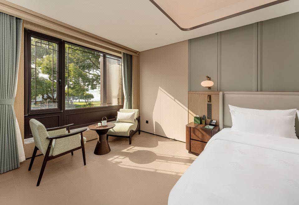 貴賓軒湖景大床房