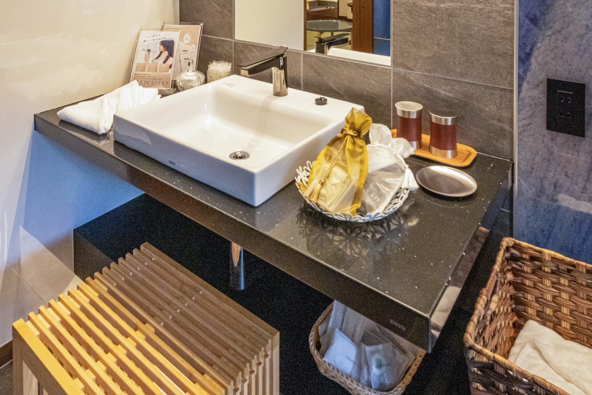 豪华套房山华河景房