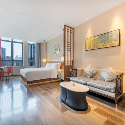 雲享大床房（全屋智能+無線投屏+Mini吧暢享） 麗呈朗譽飯店（深圳龍崗中心大運新城店）優惠