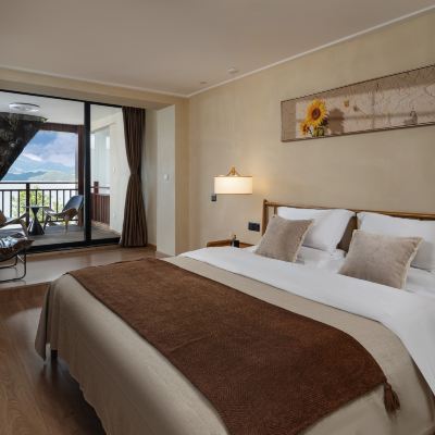 千年古樹•親水湖景大床房「Landscape Space+古樹景觀」 瀘沽湖墨梵精品度假酒店優惠