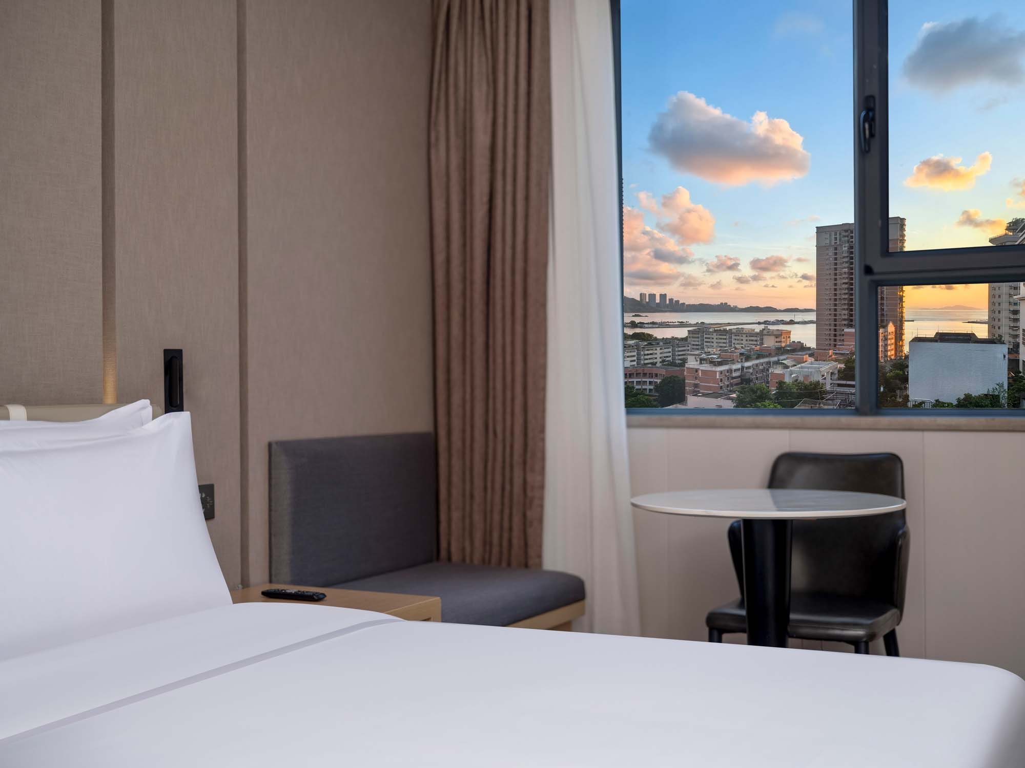 Holiday Inn Express Zhuhai Grand Theater by IHG豪华海景大床房（SOAK品牌洗护沐+度假观海+minibar）