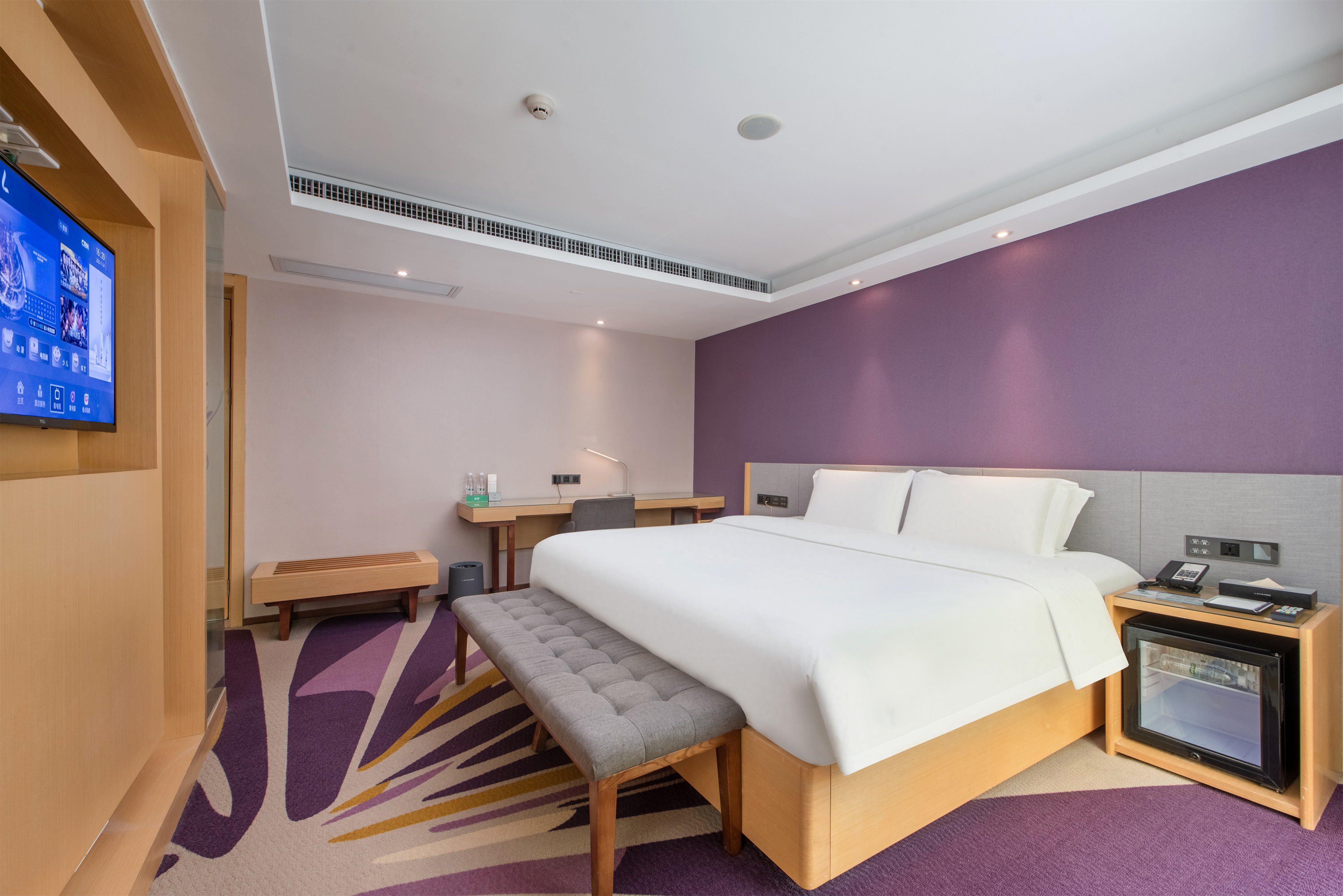 Lavande Hotel (Huawei Gangtou Metro Station)豪华套房 [行政会客厅＋旋转电视＋沙发小憩]婚房布置
