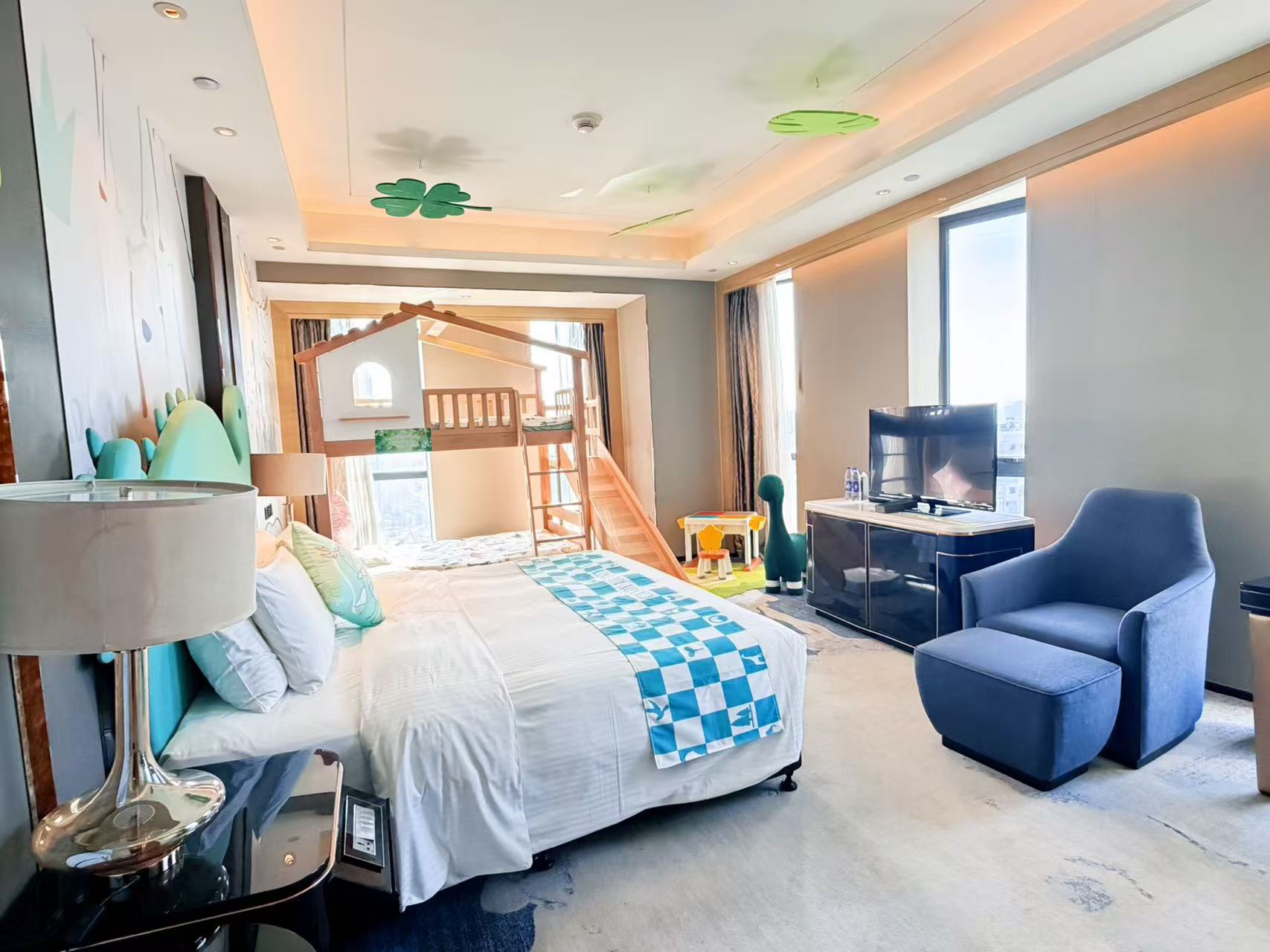 梦游XIAN境上下铺滑梯房