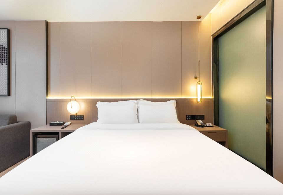 行政大床房（舒適沙發+慕斯床墊+零壓枕頭+mini吧）