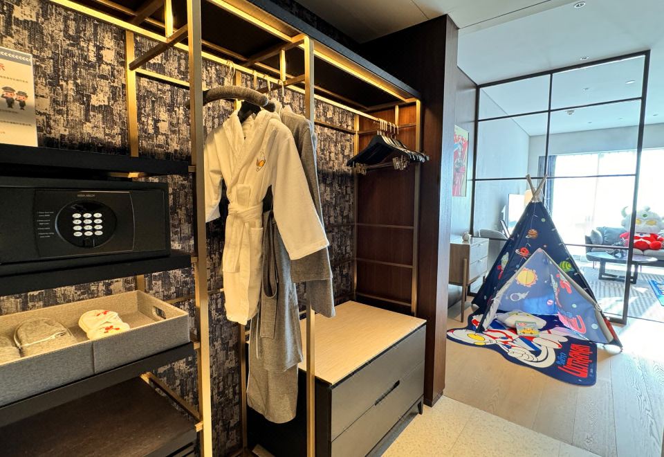 奥特曼尊享大床房（小童游乐+Coffee机+Minibar）