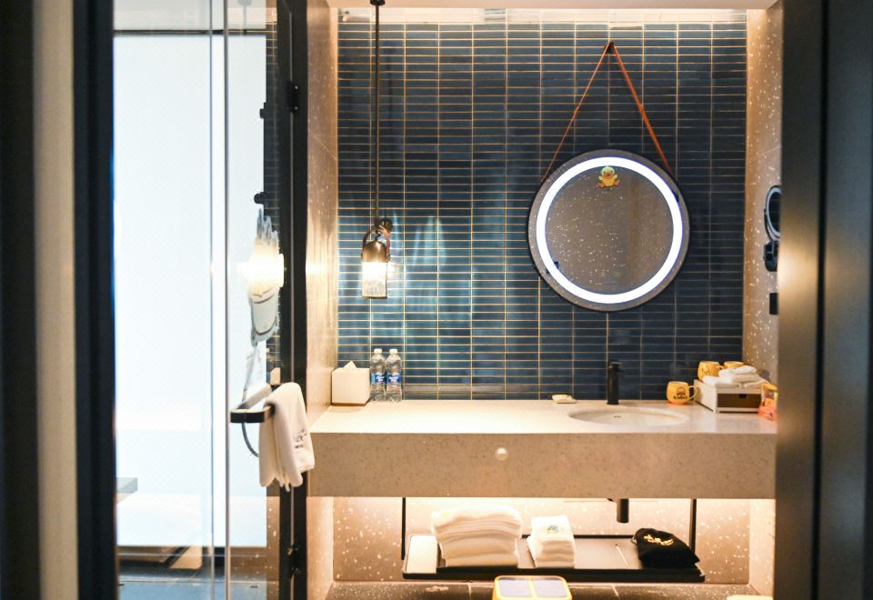 小黄鸭主题亲子房（全景落地窗＋舒达舒睡床品）