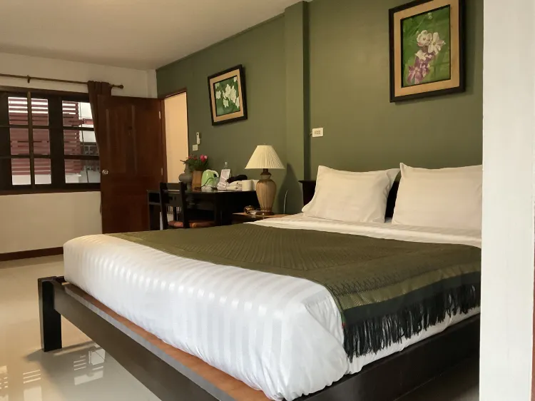 ห้องดีลักซ์เตียงใหญ่พร้อมห้องน้ำในตัว