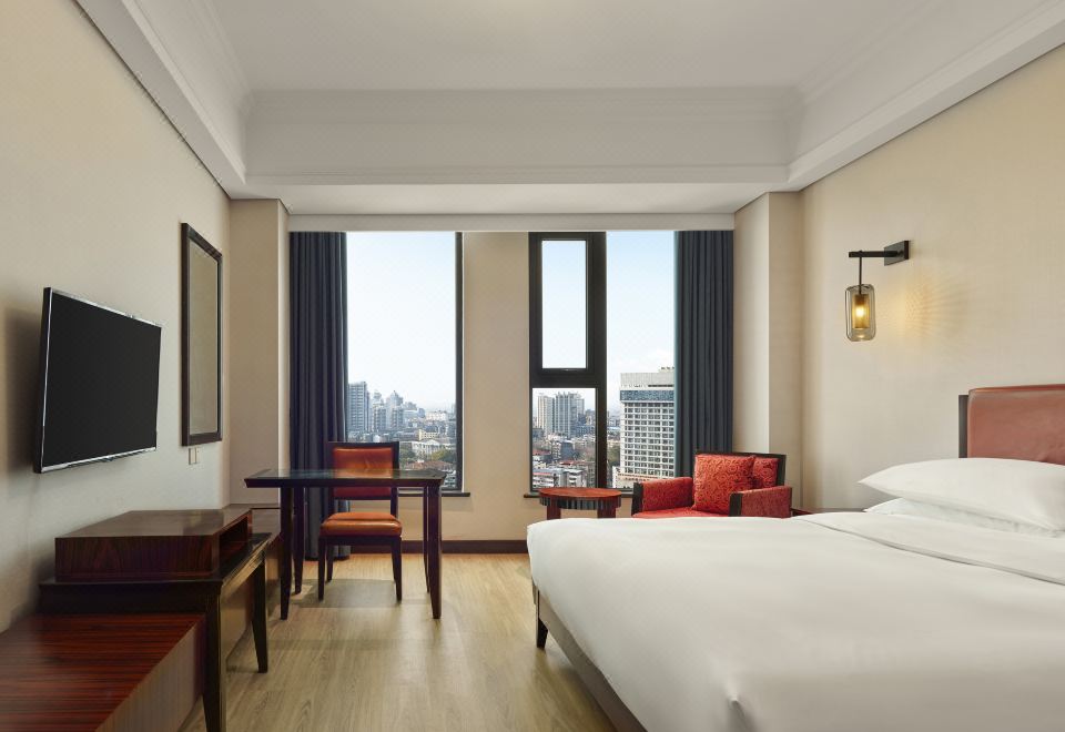 豪华湖景大床房