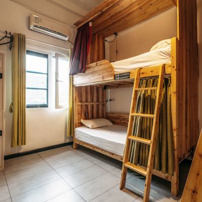 舒適四人床位間（整間） POSHPACKER拖板鞋青年旅舍旅行飯店（成都太古裡春熙路地鐵站店）優惠