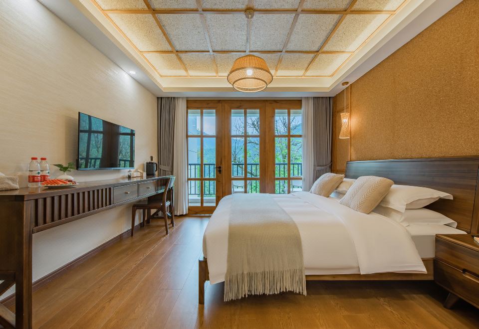 Anji Yunshang Grassland Yuzhu Xiaozhu Hot Spring Homestay Mountain-view Double Room (With Balcony)