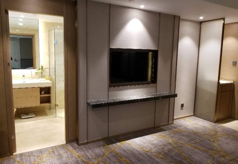 Tianjin Golden Crown HotelDeluxe Queen Room