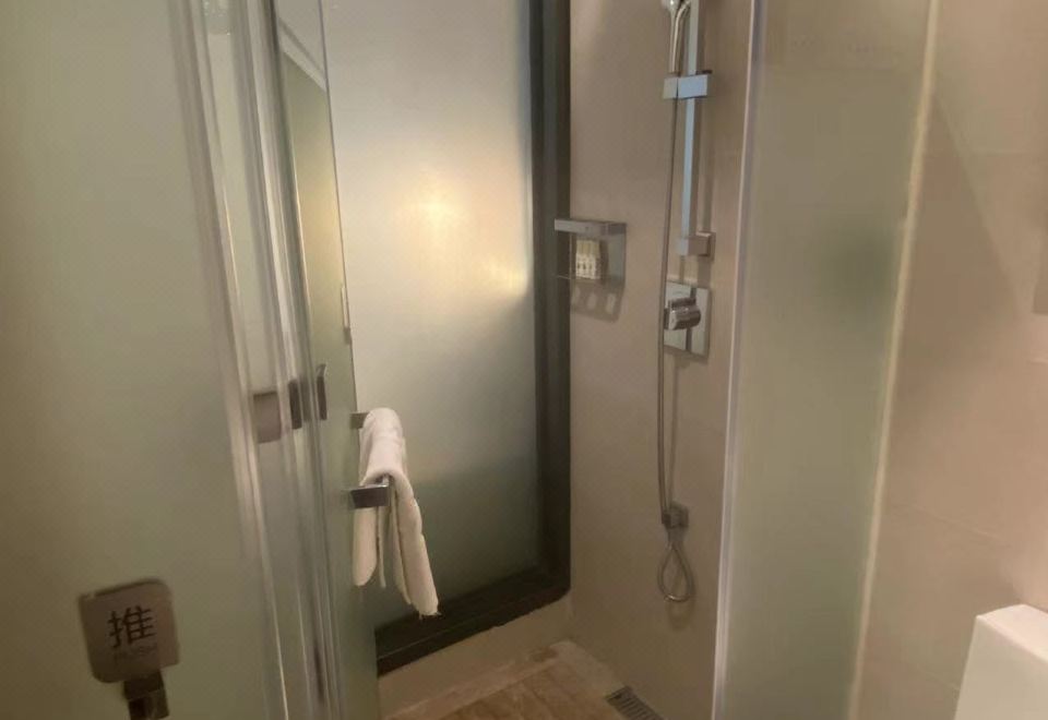 豪華大床房（落地窗+慕斯床墊+零壓枕頭+mini吧）