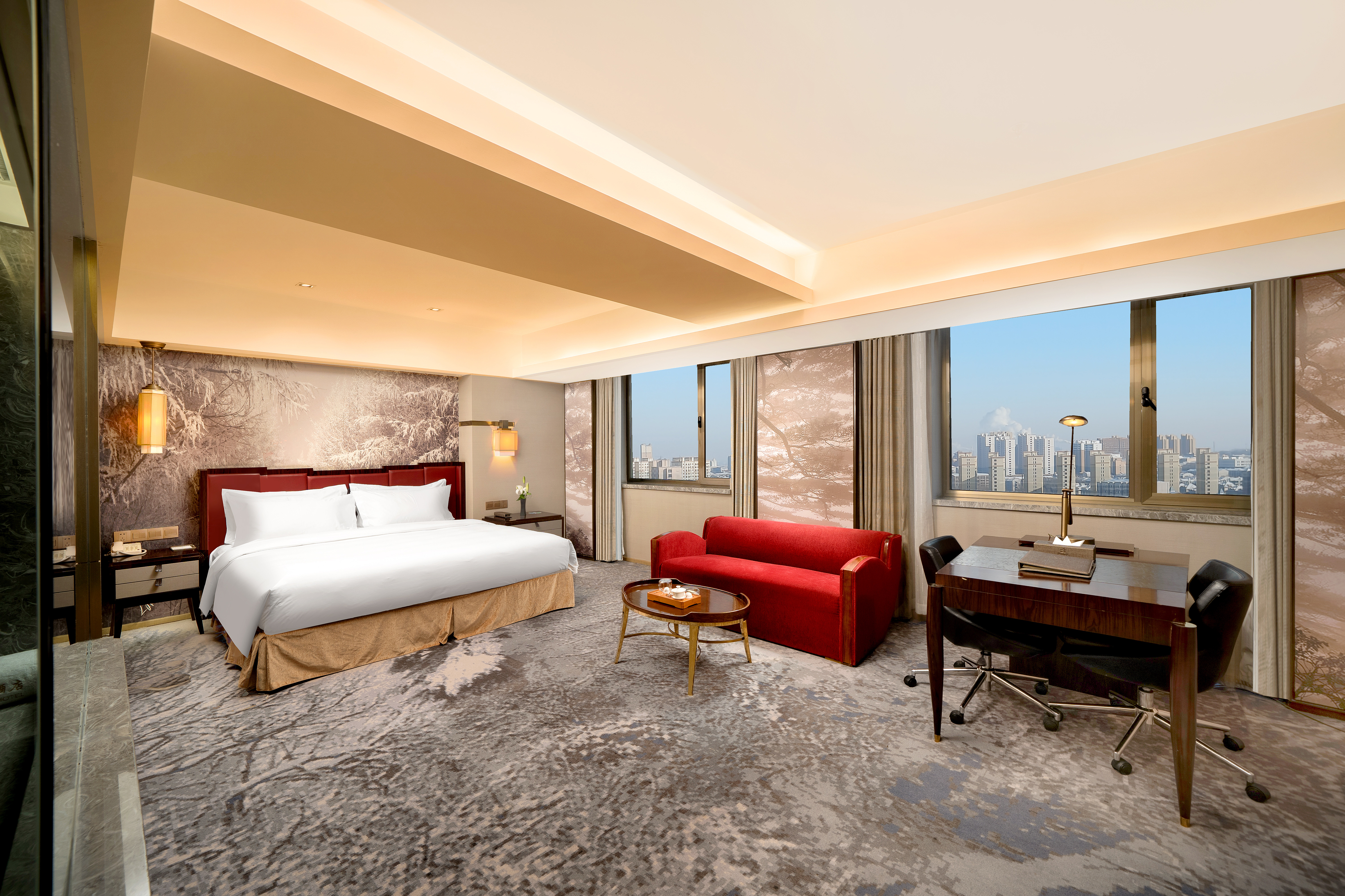 豪华大床房（康乃馨鹅绒被+独立办公桌+步入式衣帽间）