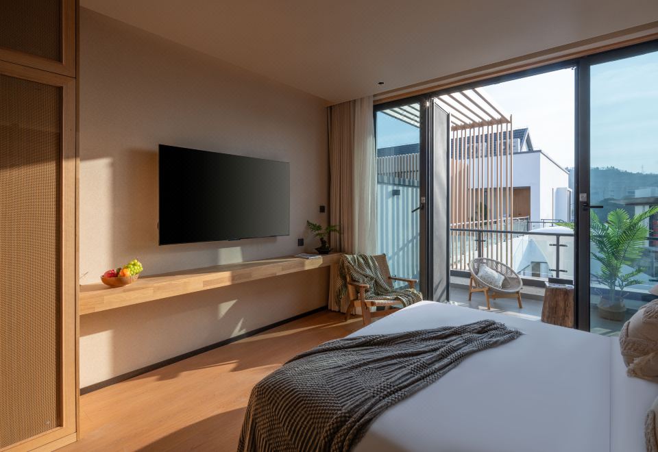 Queen Room With Courtyard View