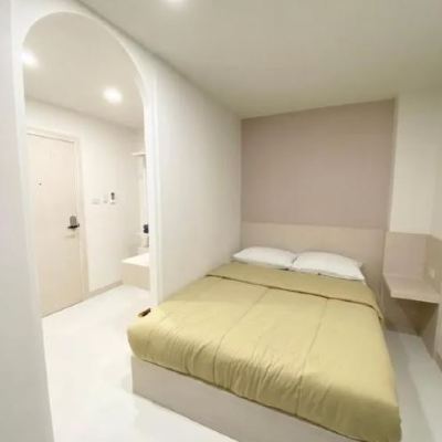 ห้องดีลักซ์ เตียงใหญ่ พร้อมระเบียง รหัสโปรโมชั่น มังกร โฮสเทล