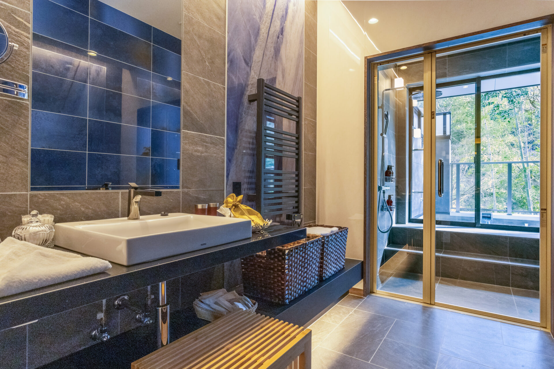 豪华套房山华河景房