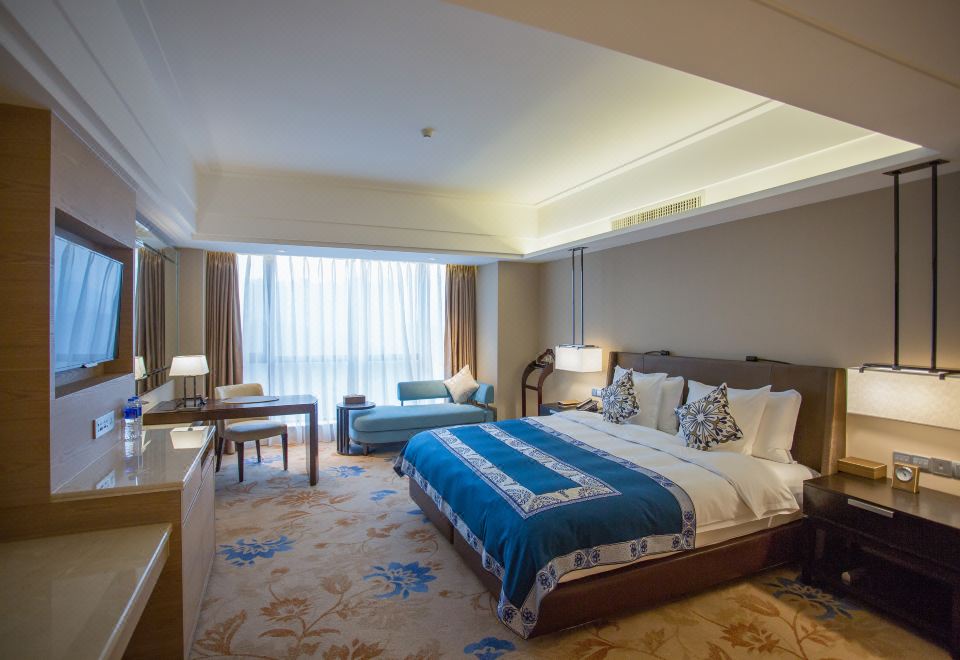 Gloria Grand Hotel JishouExecutive Queen Room