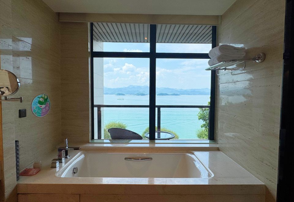 Narada Qiandao Lake ResortCentral Lake View King Room