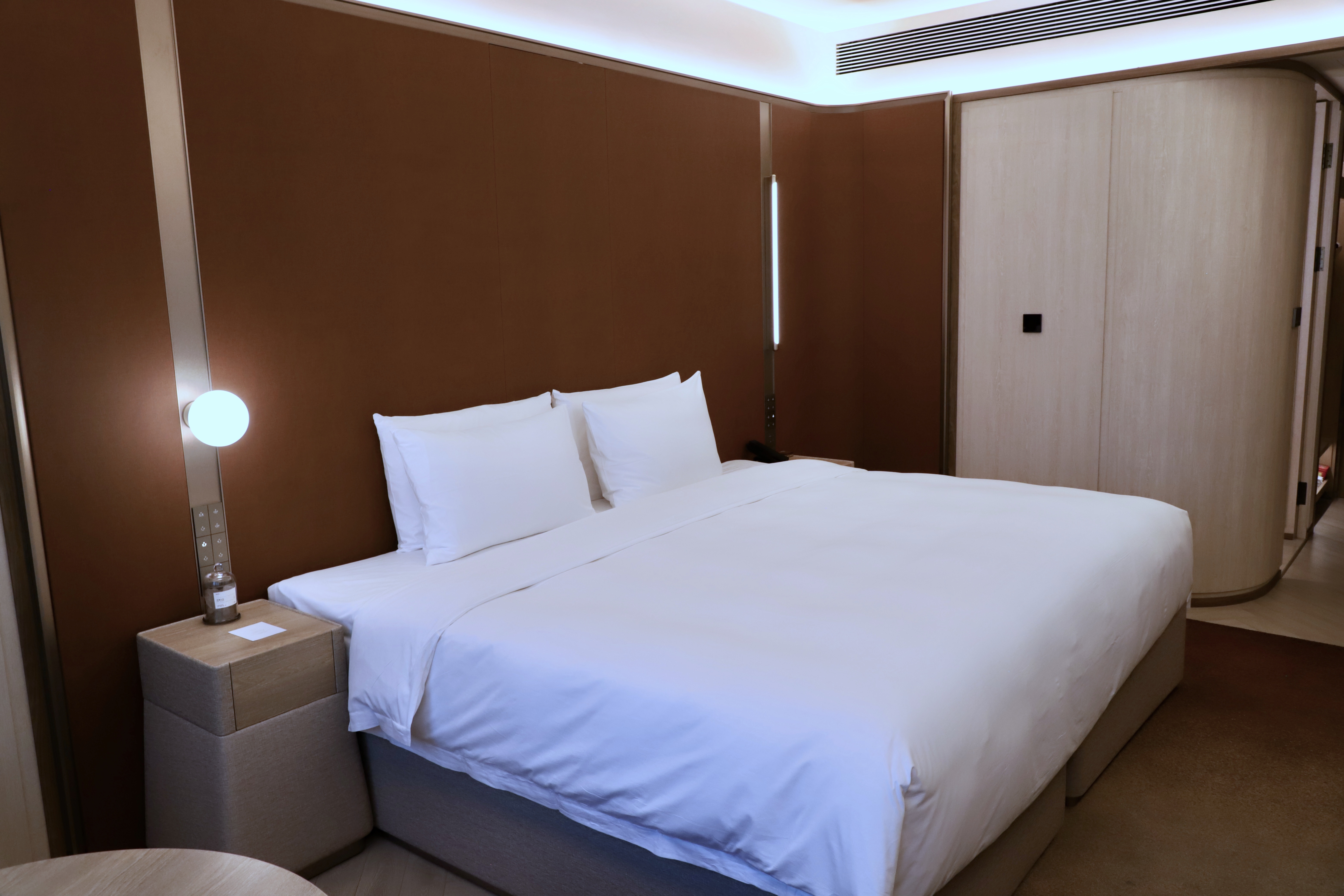 商务特大床房（香氛晶石+高清投屏+小冰箱+蓝牙音箱）