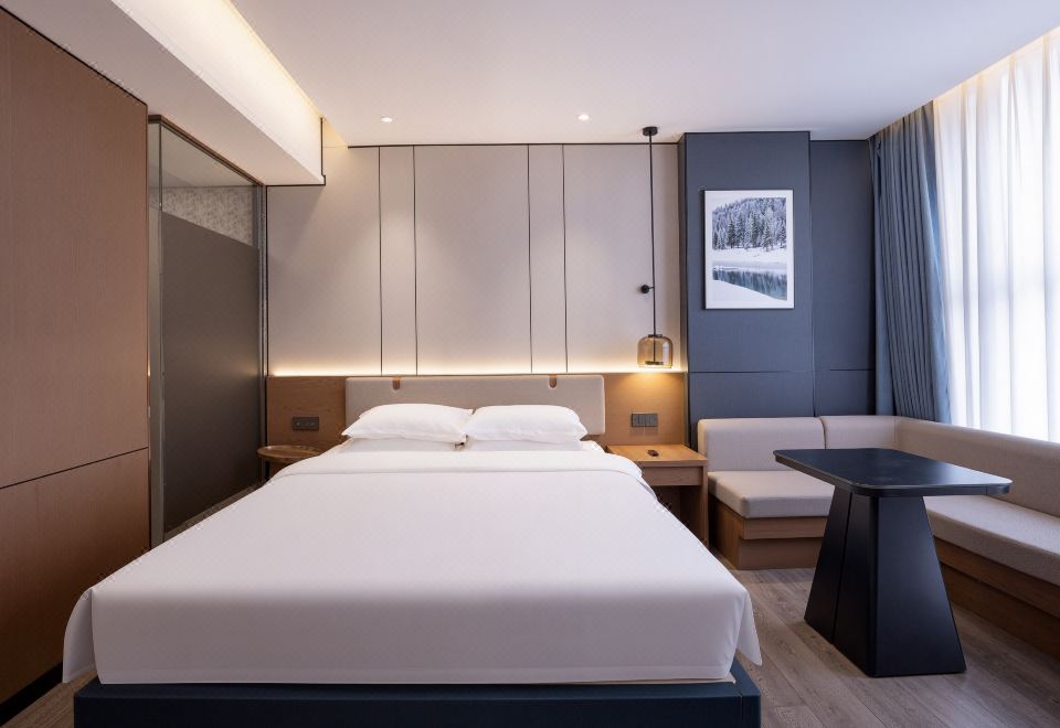 雅致·舒睡大床房-安心舒睡（中央空调+坐卧沙发+舒适好眠床垫+迷你冰箱+定制深睡好眠床品）