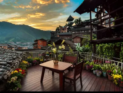 LotsRainInn.MountainDweIIing...XijiangQianhuMiaoViIIageMuseumBranch Hôtels à : 