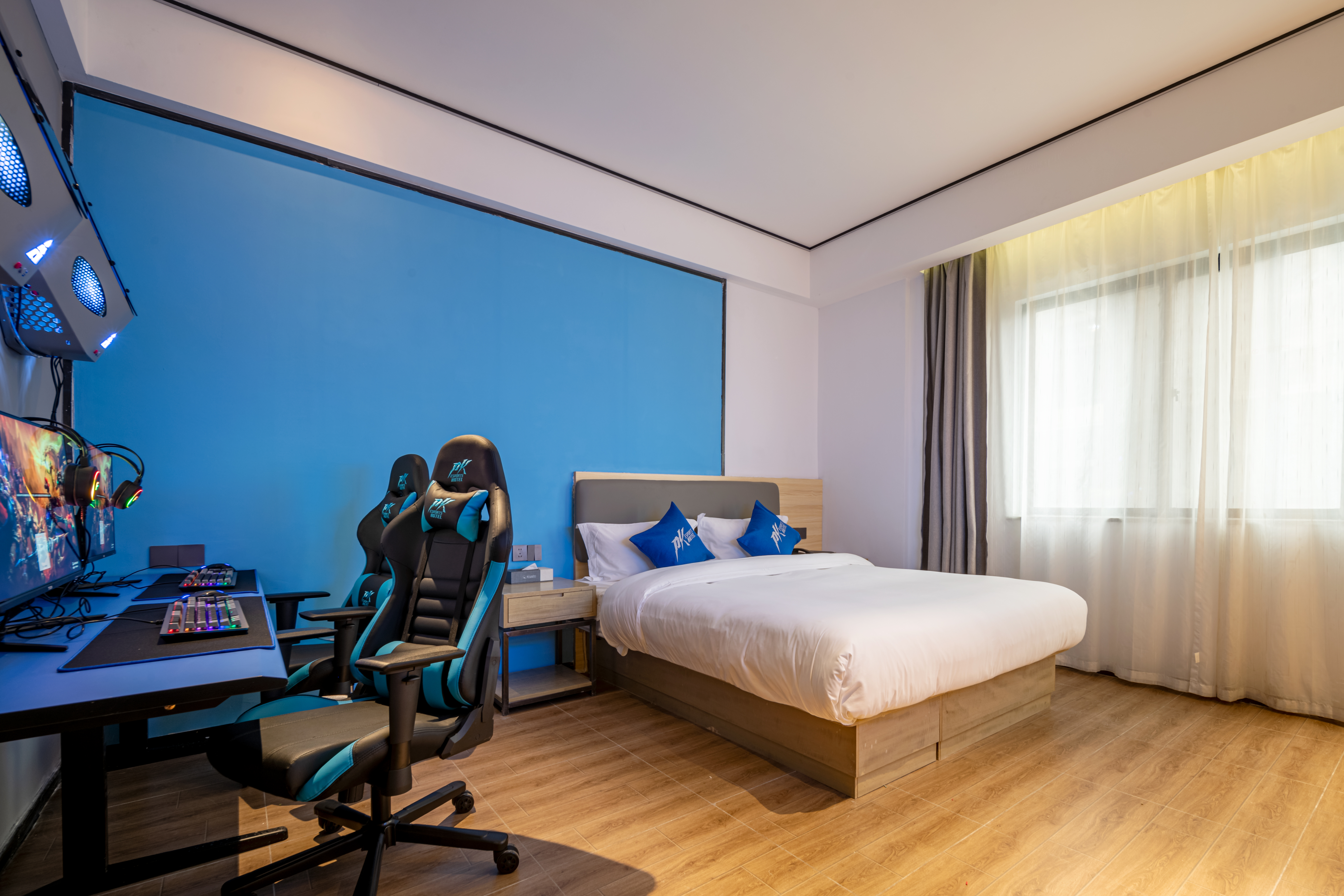 奢華電競大床房[RTX3080Ti+32G+i5-12490+27寸2K+M2-240G網吧特權]