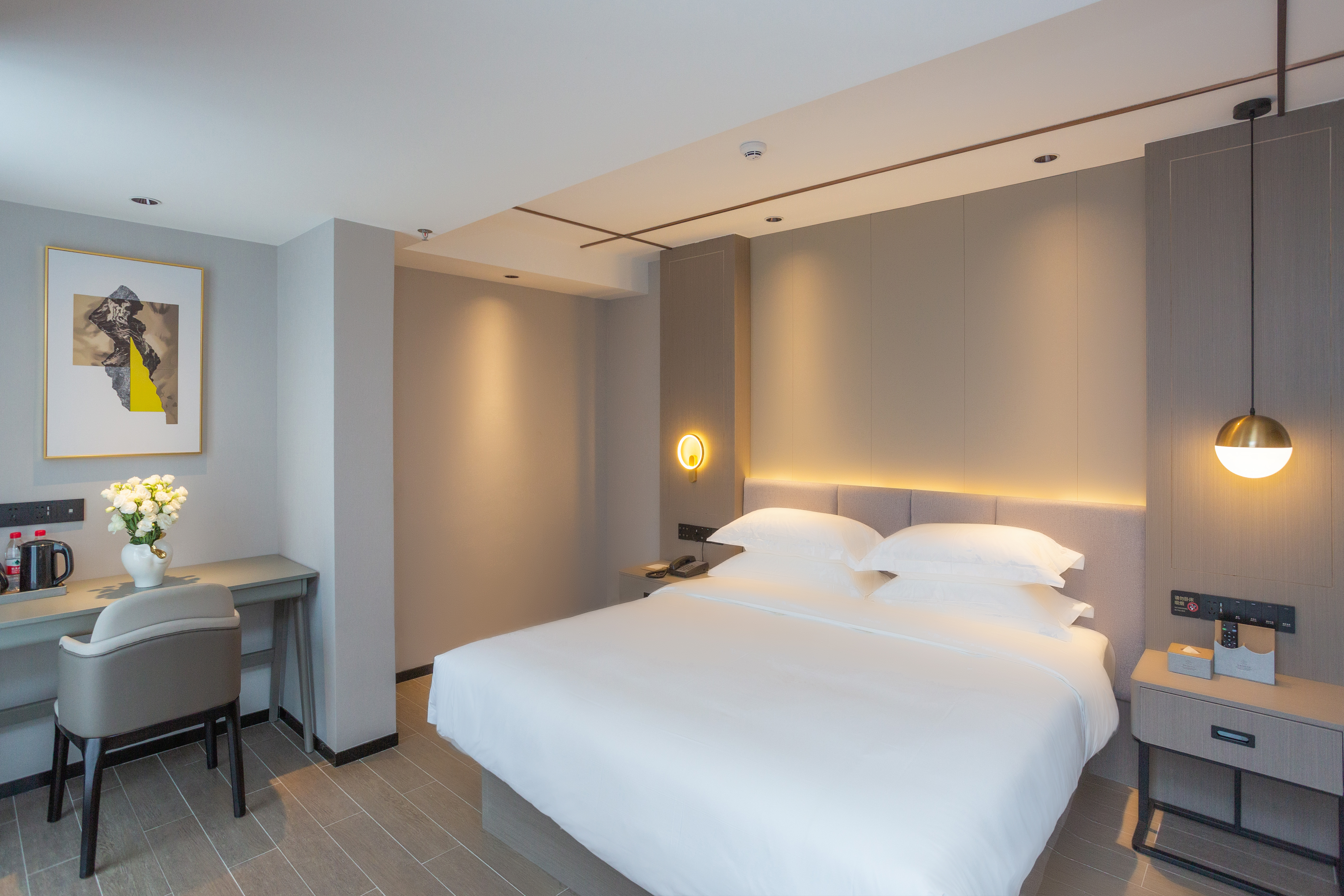 商務大床房（長沙發+辦公桌椅+保險柜）