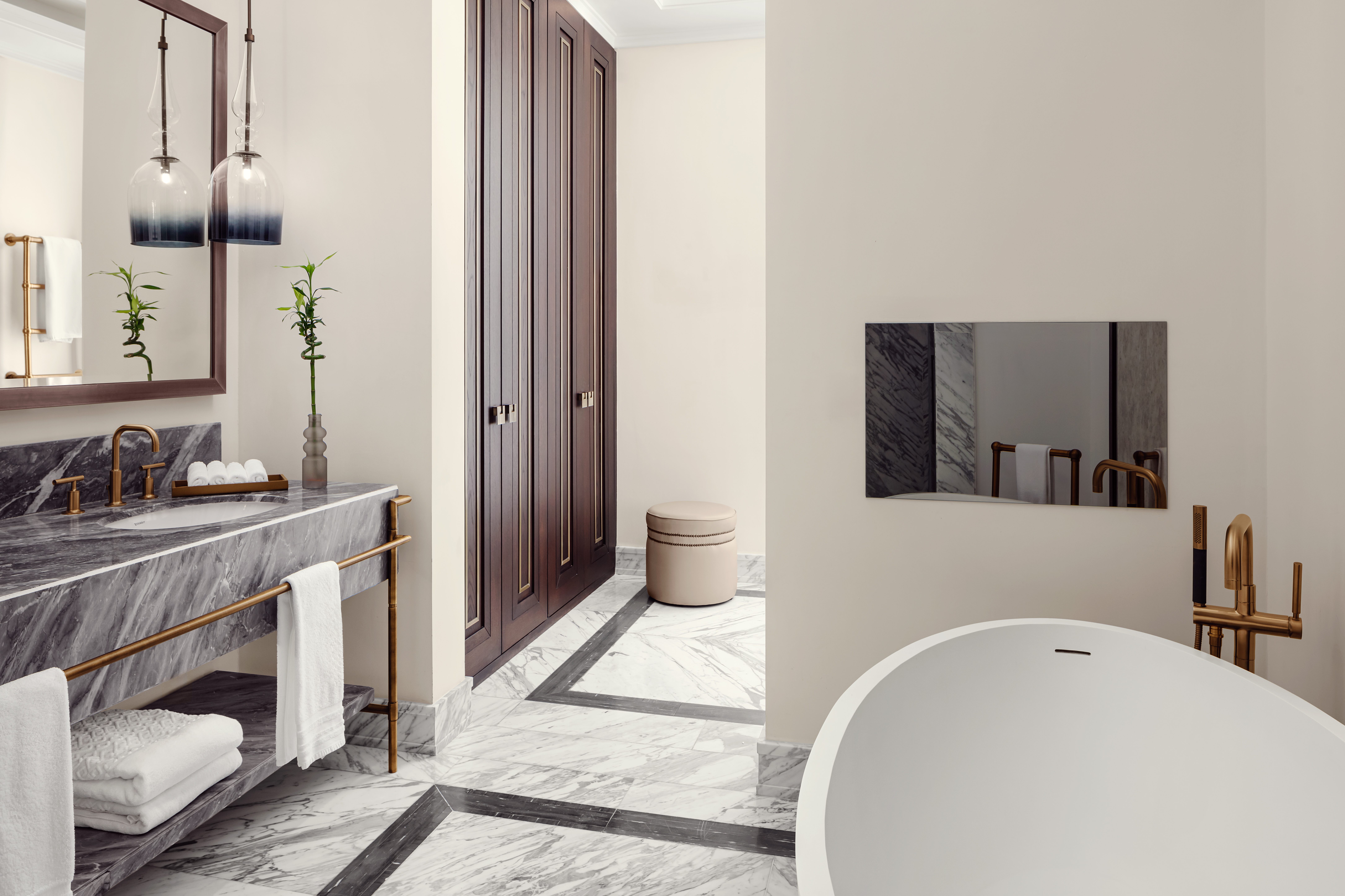 瑞吉套房，一卧室较大套房，1张特大床，河景