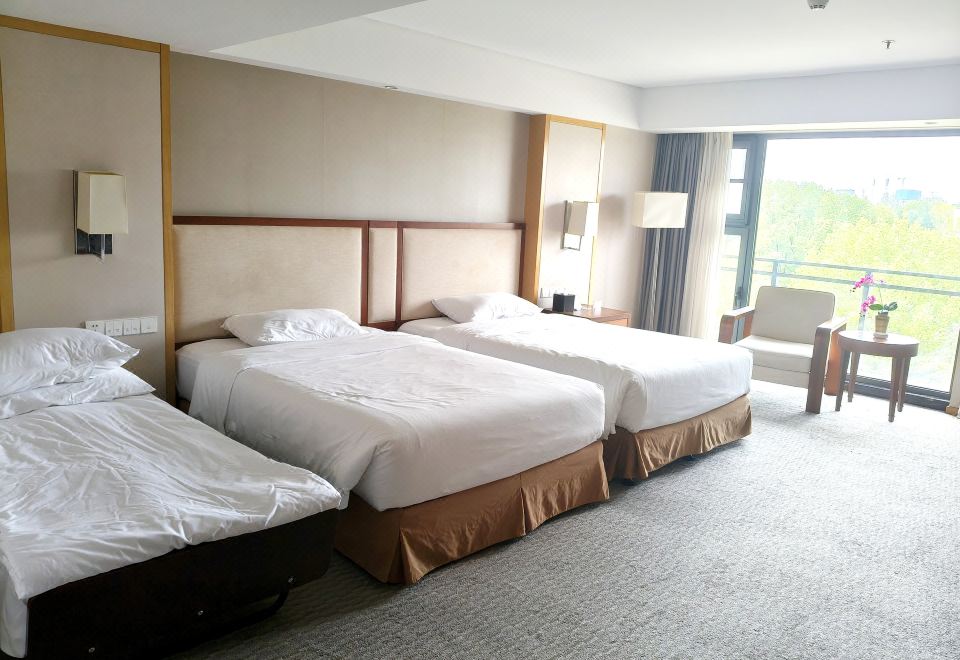 主楼园景家庭房