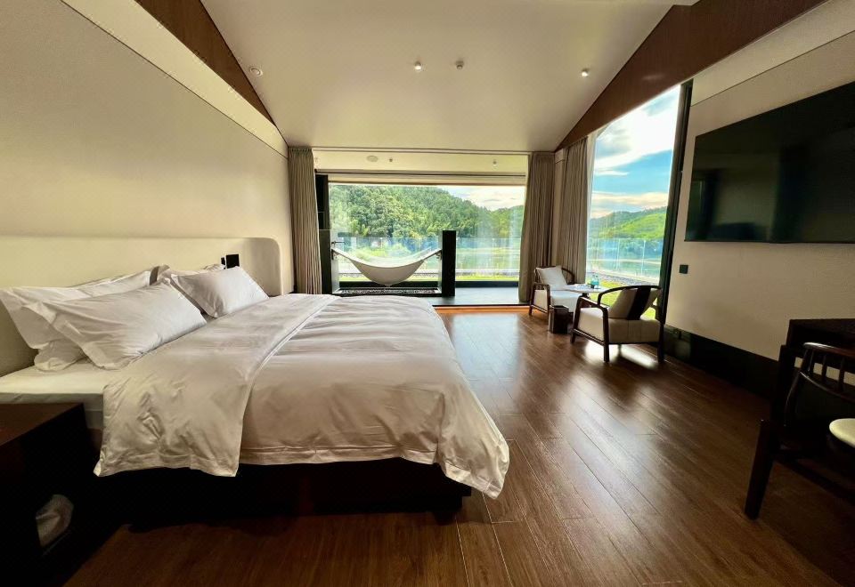 轻奢江景大床房A