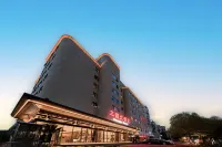 Three Kingdoms Grand Hotel (Hanzhong Central Plaza) Hotels in 