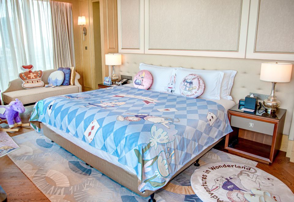 The Langham HefeiAlice In Wonderland Theme Room