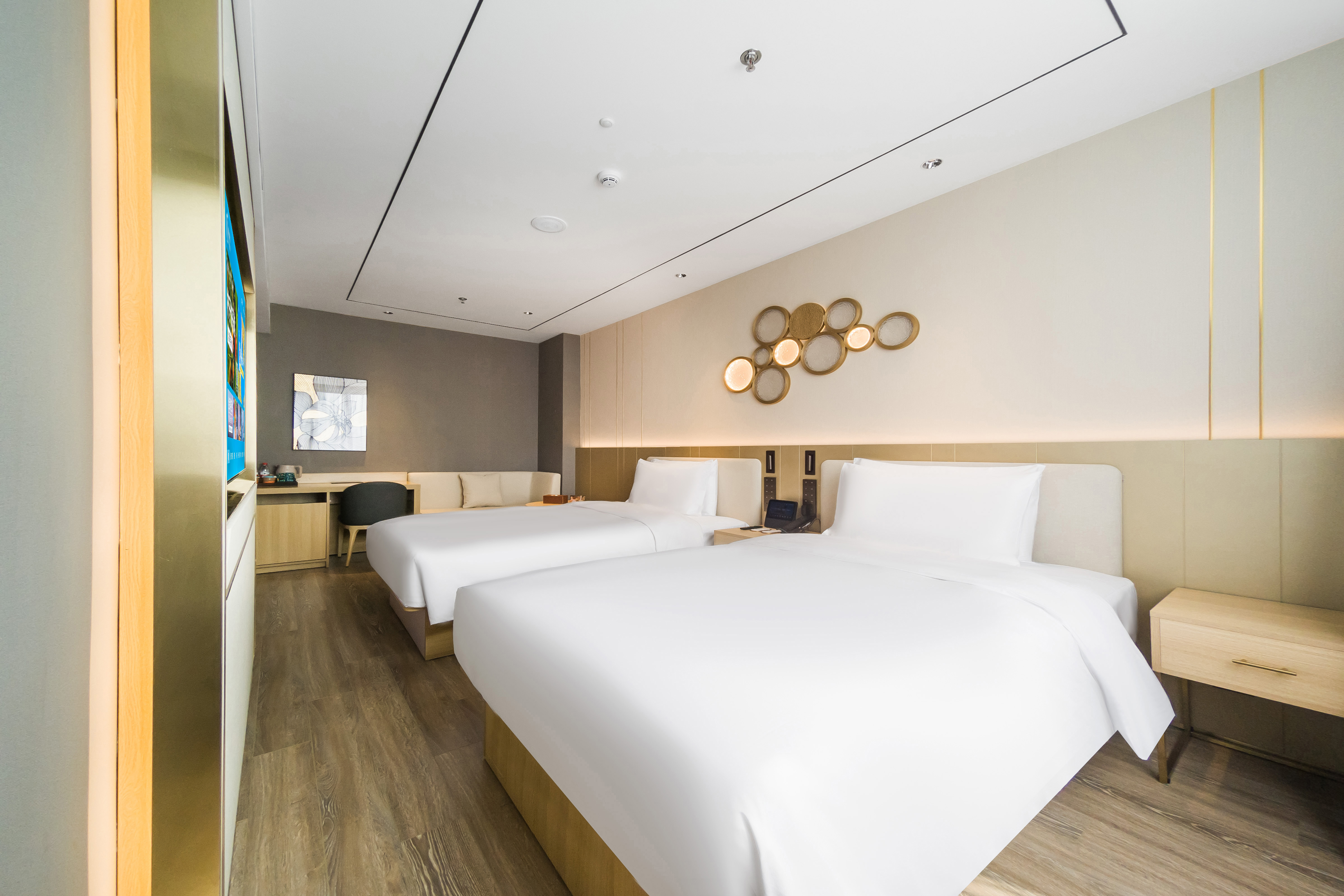 豪华双床房（智能客控+65寸投屏电视+小冰箱）