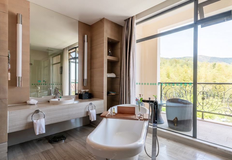 依山阳台大床房--阳台而立,观峯峦叠嶂