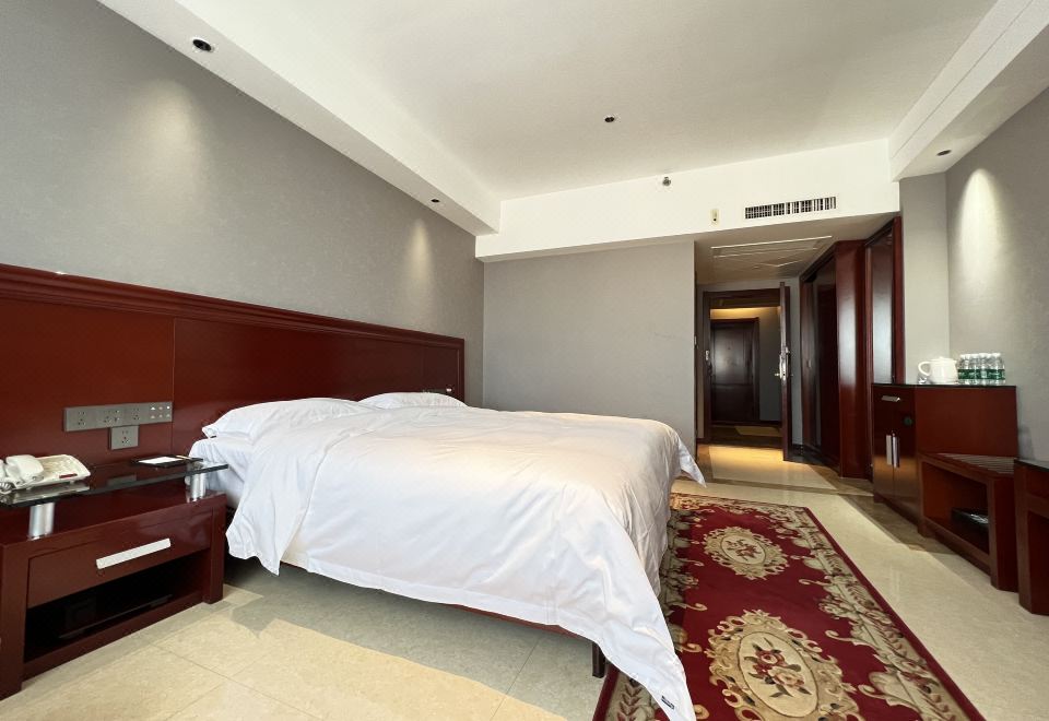 智能大床房-小度客控，天然乳胶床垫