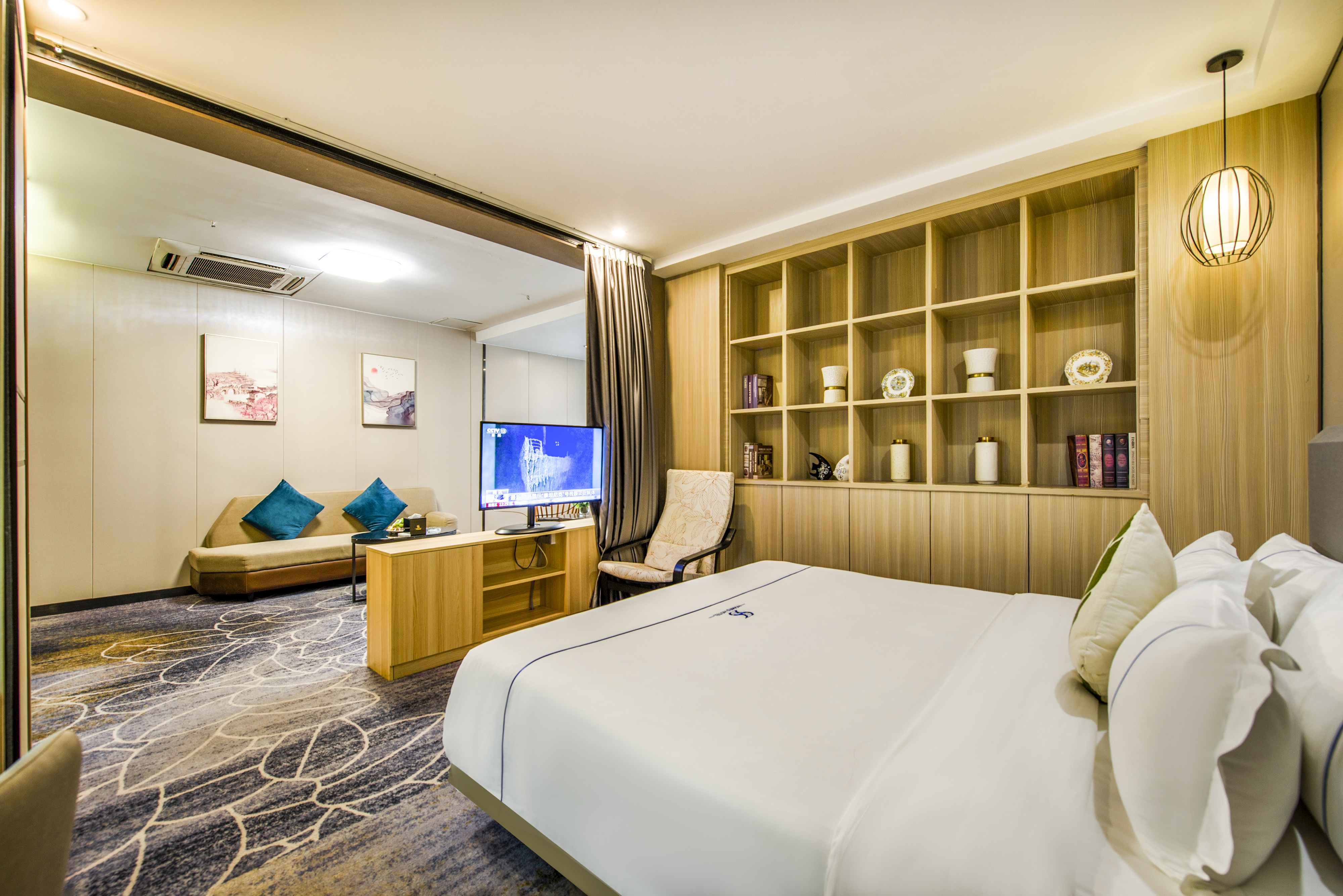 高級行政套房『輕奢床品+專屬會客廳+超奢享受』