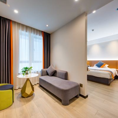 輕享·舒適大床房（舒睡床墊鴨絨床被+Mini冰箱） 金名海景公寓（珠海灣仔口岸國際會展中心店）優惠