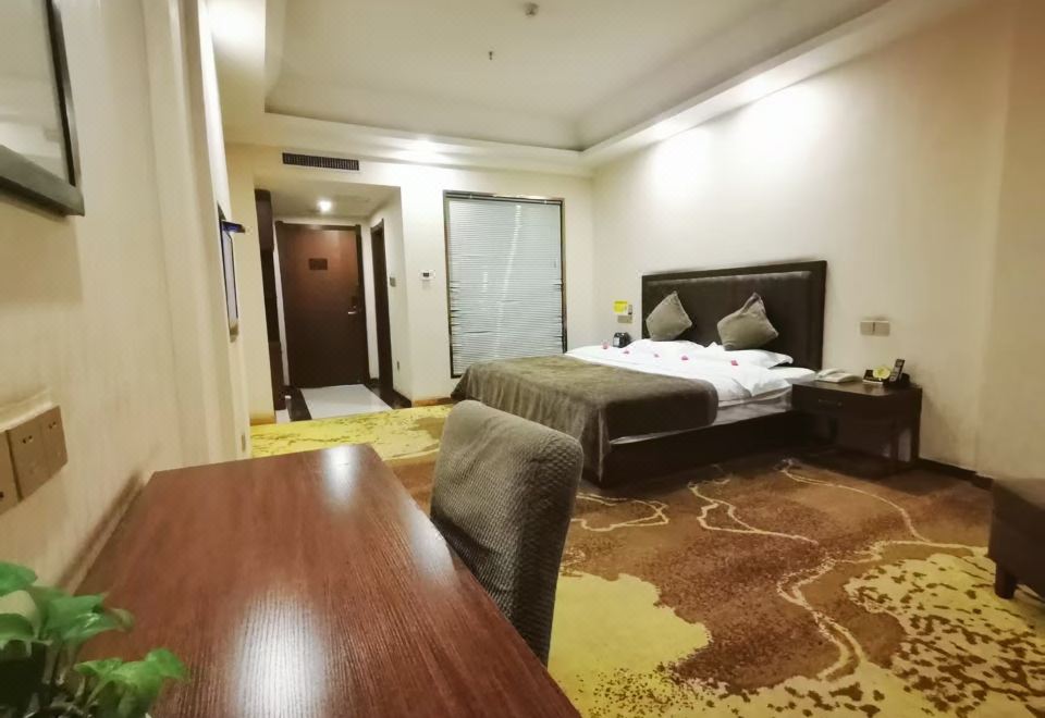 假日阳光大床房（双空调+零压乳胶舒适床垫）