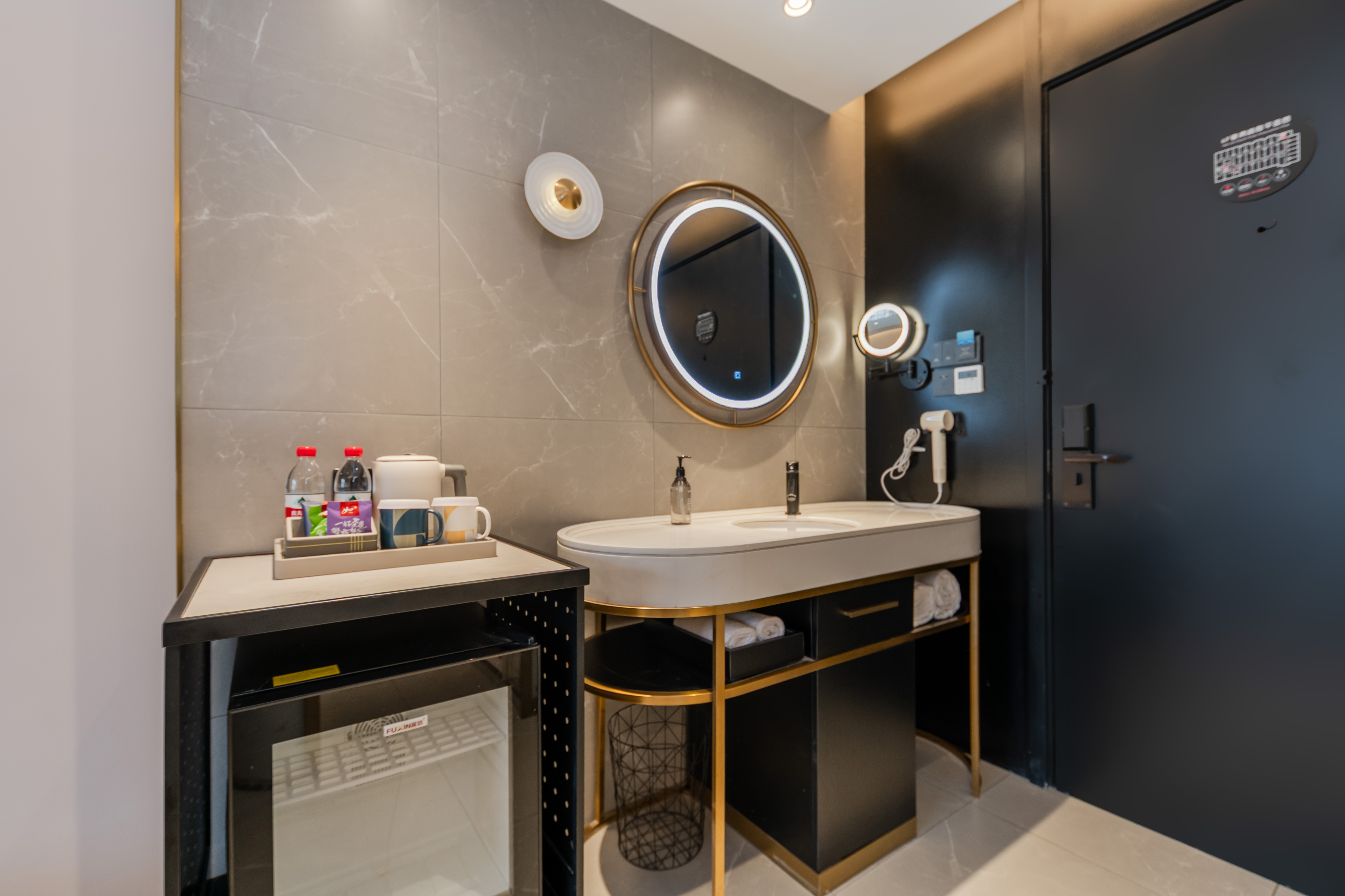 家庭房（智能投屏+徕芬吹风机）